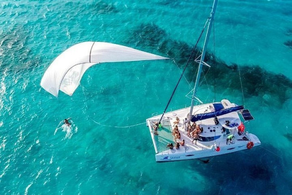 Navegación a Isla Mujeres en un catamarán con barra libre